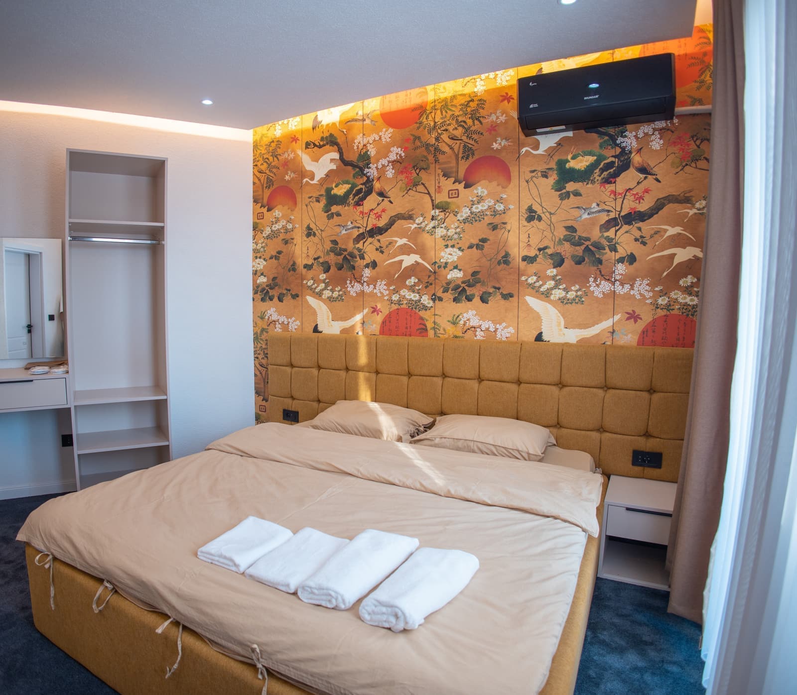 Yacht Rooms