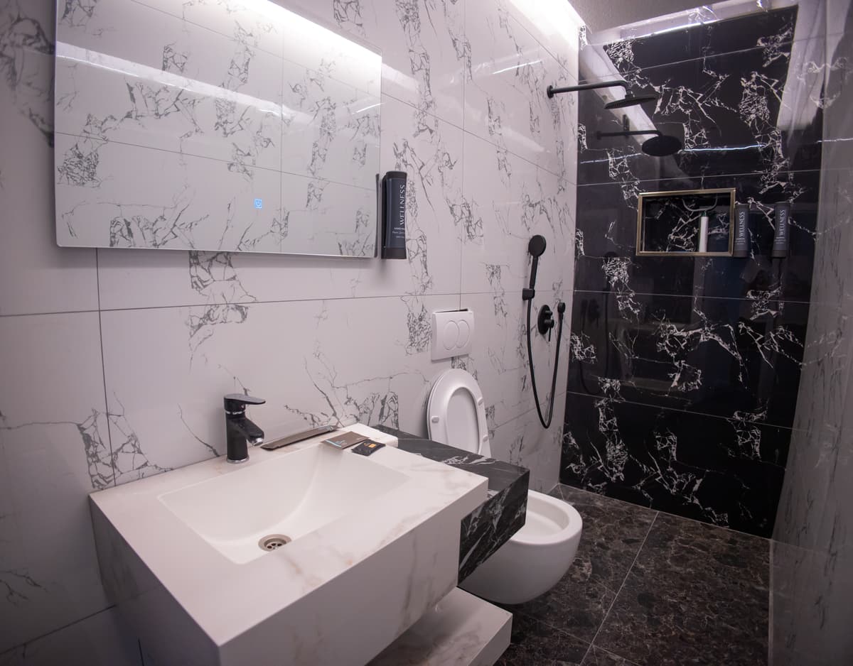 Photo 20 of the rooms above The Yacht Club Prishtina