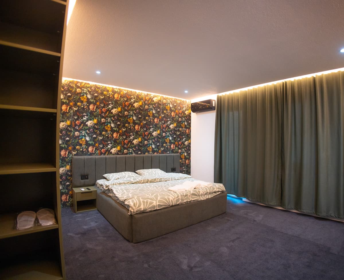 Photo 18 of the rooms above The Yacht Club Prishtina